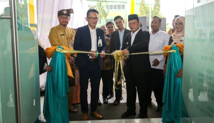 Gubernur Kepulauan Riau Ansar Ahmad meresmikan gedung baru Bank Syariah Indonesia Gubernur Kepulauan Riau Ansar Ahmad meresmikan gedung baru Bank Syariah Indonesia (BSI) Kantor Cabang Tanjungpinang, Selasa (13/10/2026).