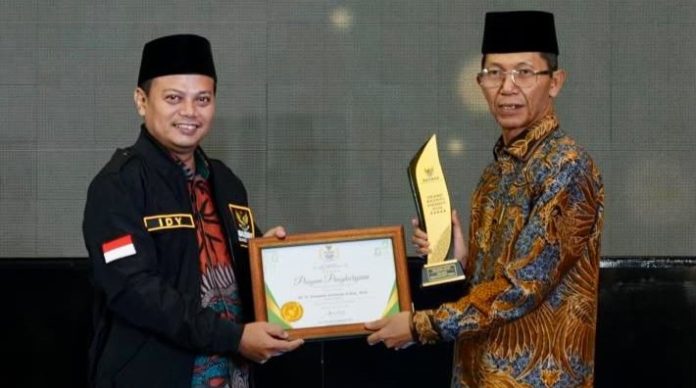 Amsakar Raih Penghargaan Wali Kota Pendukung Zakat Terbaik 2026 Amsakar Raih Penghargaan Wali Kota Pendukung Zakat Terbaik 2026