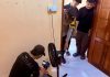 Pria 29 Tahun Ditemukan Tewas Membeku di Kontrakan, Sempat Keluhkan Sakit Ulu Hati Seorang pria asal Batam berinisial ASH (29) ditemukan tewas di kamar kontrakannya di Teluk Air, Karimun