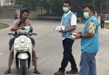 Kabut Asap Melanda Karimun, UP PLTU Bagikan Ribuan Masker Gratis kepada Warga UP PLTU Tanjungbalai Karimun