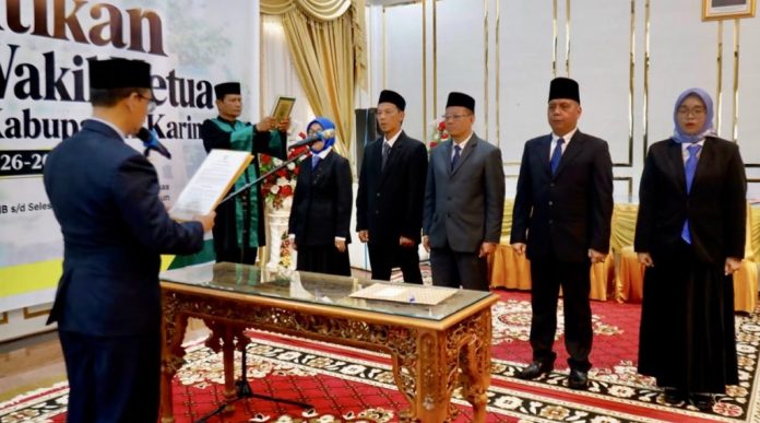Bupati Karimun Ing. H. Iskandarsyah melantik Asihadi, S.Sos., sebagai Ketua BAZNAS