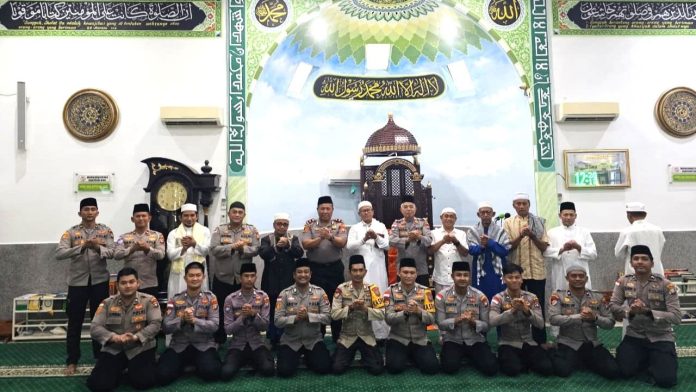 Jumat Keliling di Anambas, Wakapolres Ajak Masyarakat Perkuat Iman dan Jaga Kamtibmas Jumat Keliling di Anambas, Wakapolres Ajak Masyarakat Perkuat Iman dan Jaga Kamtibmas
