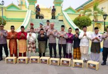 Kapolda Kepri Jelajahi Warisan Melayu di Pulau Penyengat, Bantu 30 Penerima Kapolda Kepri Irjen Pol Suhendri di Pulau Penyengat