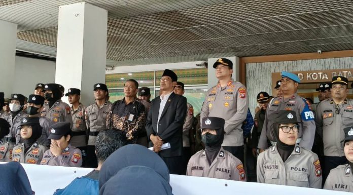 Kapolresta Barelang Kawal Langsung Pengamanan Penyampaian Aspirasi DPW FSPMI Kepri Kapolresta Barelang Kawal Langsung Pengamanan Penyampaian Aspirasi DPW FSPMI Kepri