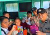 Polisi Bersama Anak-anak Pesisir Anambas, Hadir dengan Senyum dan Keakraban Sejumlah personel Polsek Siantan