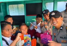 Polisi Bersama Anak-anak Pesisir Anambas, Hadir dengan Senyum dan Keakraban Sejumlah personel Polsek Siantan