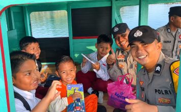 Polisi Bersama Anak-anak Pesisir Anambas, Hadir dengan Senyum dan Keakraban Sejumlah personel Polsek Siantan