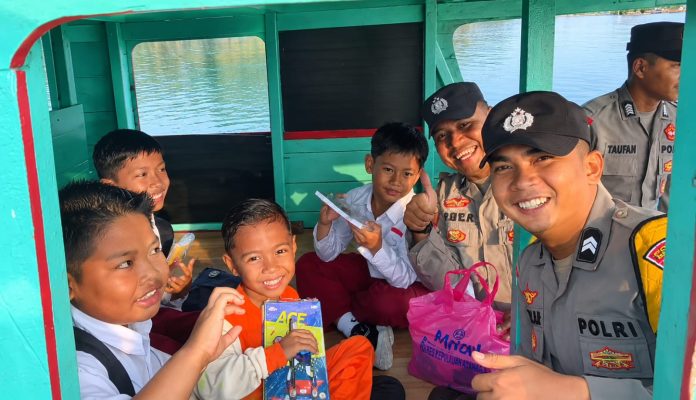 Kenalkan Polisi sebagai Sosok yang Bersahabat Sejumlah personel Polsek Siantan