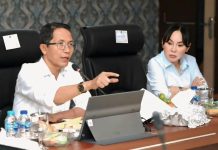 Amsakar-Li Claudia Siapkan Langkah Konkret Tangani Banjir Batam, Terkhusus di Bengkong Kepala BP Batam sekaligus Wali Kota Batam, Amsakar Achmad, menegaskan bahwa pemerintah serius menangani persoalan banjir di Kota Batam.