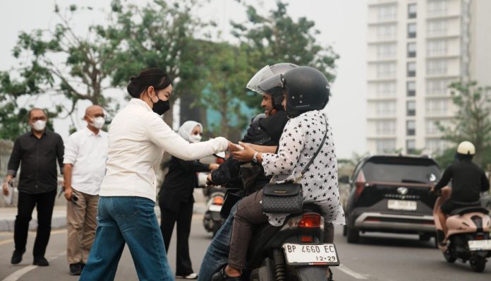 Li Claudia Chandra bagikan masker kepada warga di kawasan Bundaran BP Batam Li Claudia Chandra bagikan masker kepada warga di kawasan Bundaran BP Batam