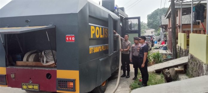 Polda Kepri Gerak Cepat Bantu Warga Sambau Atasi Gangguan Air Bersih Polda Kepri Gerak Cepat Bantu Warga Sambau Atasi Gangguan Air Bersih