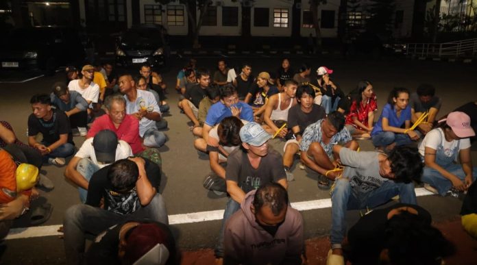 Polda Kepri Sisir Kampung Madani Temukan Sajam dan 61 Orang Positif Narkoba Polda Kepri Sisir Kampung Madani Temukan Sajam dan 61 Orang Positif Narkoba
