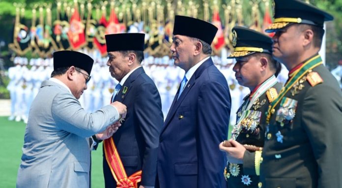 Presiden Prabowo Subianto menganugerahkan Tanda Kehormatan Bintang Mahaputera Presiden Prabowo Anugerahkan Tanda Kehormatan Bintang Mahaputera ke 7 Tokoh TNI