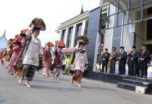 Puncak HUT ke-81 Pasaman Meriah dengan Parade Budaya Tradisi adat Makan Bajamba Puncak HUT ke-81 Pasaman Meriah dengan Parade Budaya Tradisi adat Makan Bajamba