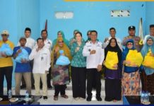 Bupati Anambas Serahkan Simbolis Bantuan Sembako Presiden Prabowo ke Warga Tarempa Barat Simbolis Bantuan Sembako Presiden ke Warga Tarempa Barat