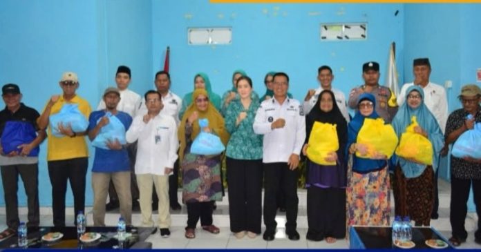 Simbolis Bantuan Sembako Presiden ke Warga Tarempa Barat