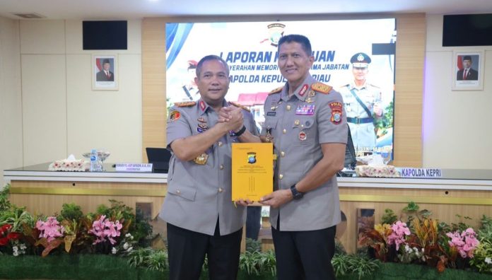 Suhendri Kepada Personil dalam Kegiatan Memori Sertijab Suhendri Kepada Personil dalam Kegiatan Memori Sertijab