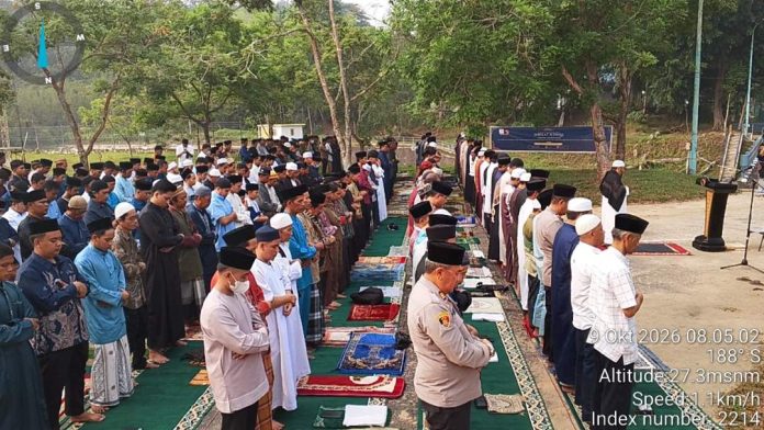 Waduk Nongsa Kering Warga Sholat Istiqoh