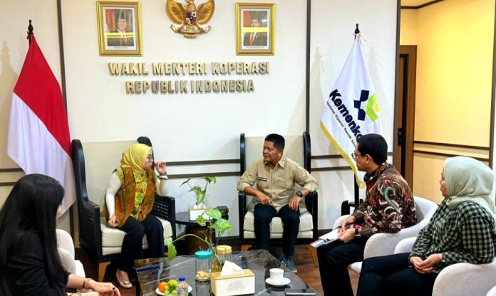 Wakil Menteri Koperasi RI, Farida Farichah, menerima audiensi Bupati Pasaman, Welly Suhery, di Kantor Kemenkop